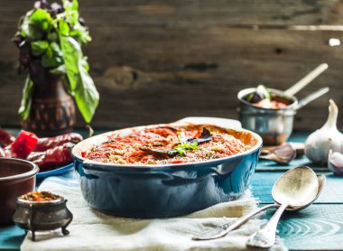 Lezzetli vejetaryen ratatouille yapılan patlıcan, kabak, domates