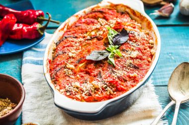 Lezzetli vejetaryen ratatouille yapılan patlıcan, kabak, domates
