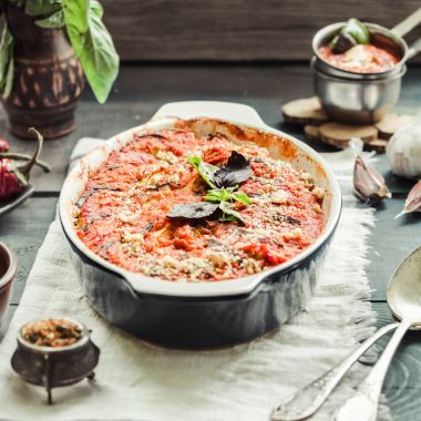 Lezzetli vejetaryen ratatouille yapılan patlıcan, kabak, domates