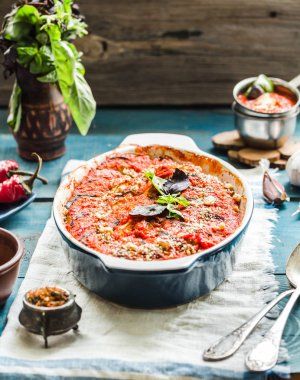 Lezzetli vejetaryen ratatouille yapılan patlıcan, kabak, domates