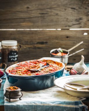 Lezzetli vejetaryen ratatouille yapılan patlıcan, kabak, domates