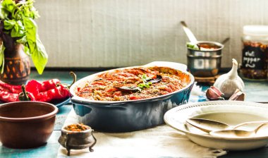 Lezzetli vejetaryen ratatouille yapılan patlıcan, kabak, domates