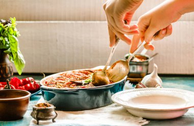 Ratatouille olarak bir m hizmet veren mavi rustik arka plan üzerinde bir çanak çömlek