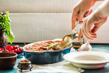 Ratatouille olarak bir m hizmet veren mavi rustik arka plan üzerinde bir çanak çömlek