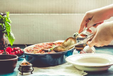 Ratatouille olarak bir m hizmet veren mavi rustik arka plan üzerinde bir çanak çömlek