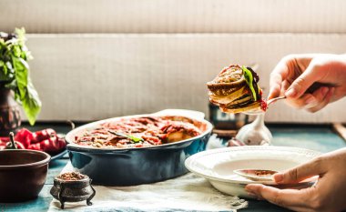 Ratatouille olarak bir m hizmet veren mavi rustik arka plan üzerinde bir çanak çömlek