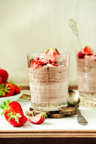 Çilek ile Çikolatalı puding. St. Valentine's gün tatlı