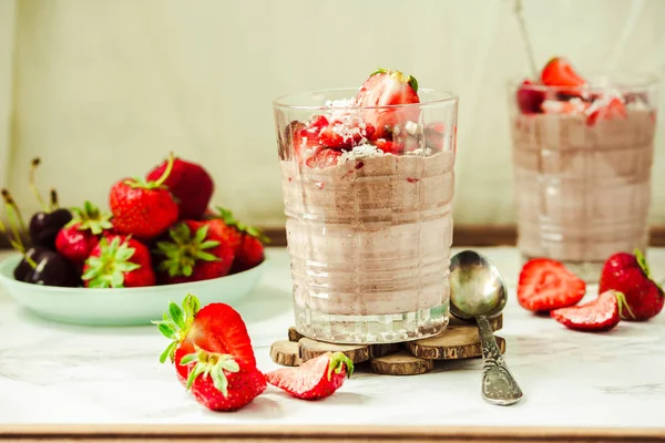 Çilek ile Çikolatalı puding. St. Valentine's gün tatlı