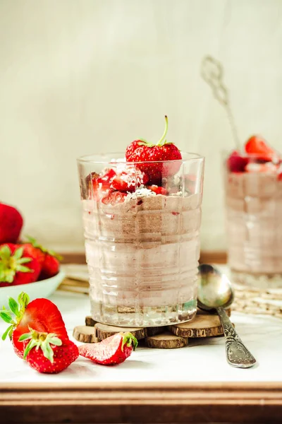 Budino al cioccolato con fragole. Dolce di giorno di S. Valentino — Foto Stock