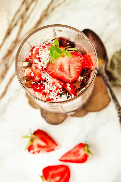 Chokladpudding med jordgubbar. Hjärtans dag dessert — Stockfoto