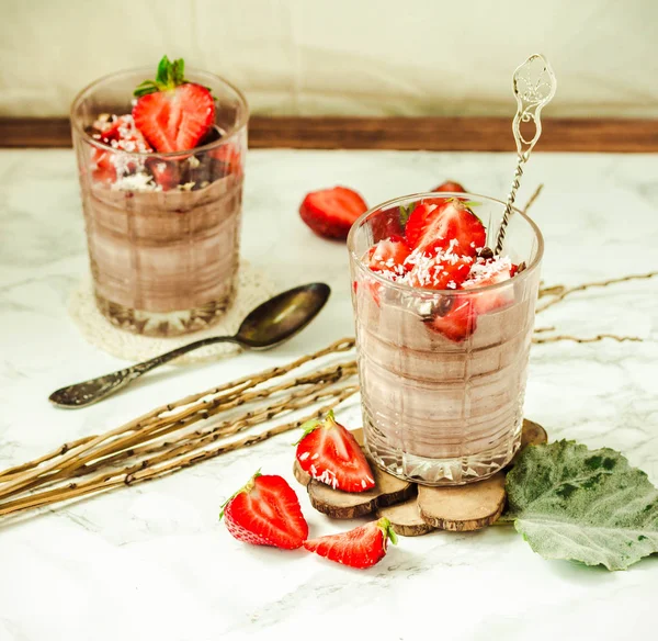 Çilek ile Çikolatalı puding. St. Valentine's gün tatlı