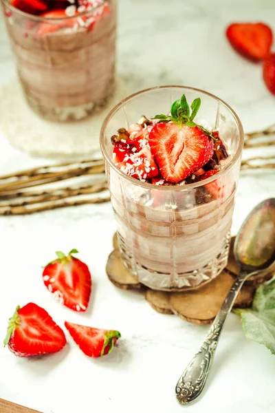 Chocolate pudding with strawberries. St. Valentine's Day dessert — Stock Photo, Image