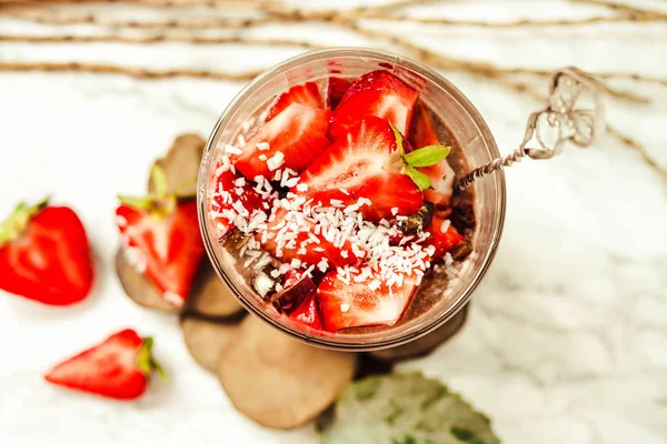 Çilek ile Çikolatalı puding. St. Valentine's gün tatlı