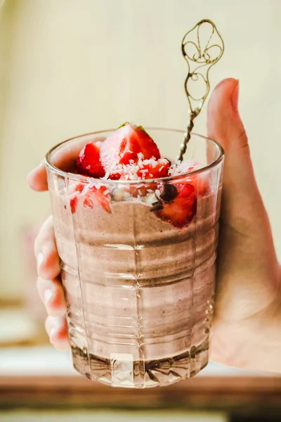 Pudim de chocolate com morangos. Sobremesa de Dia de São Valentim — Fotografia de Stock