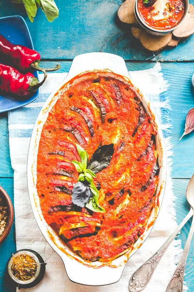 Ratatouille mavi rustik arka plan, üstten görünüm üzerinde pişirme çanağı içinde