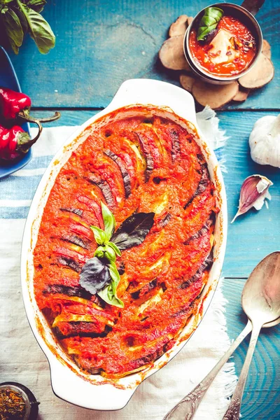 Ratatouille mavi rustik arka plan, üstten görünüm üzerinde pişirme çanağı içinde