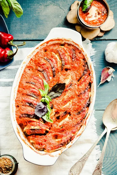 Ratatouille mavi rustik arka plan, üstten görünüm üzerinde pişirme çanağı içinde