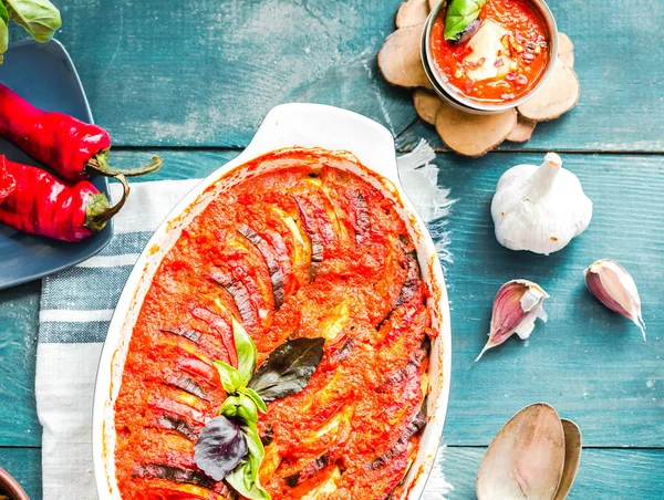 Ratatouille mavi rustik arka plan, üstten görünüm üzerinde pişirme çanağı içinde