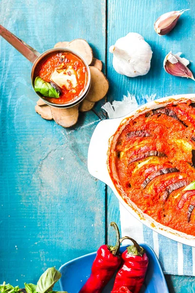 Ratatouille mavi rustik arka plan, üstten görünüm üzerinde pişirme çanağı içinde