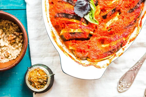 Ratatouille mavi rustik arka plan, üstten görünüm üzerinde pişirme çanağı içinde