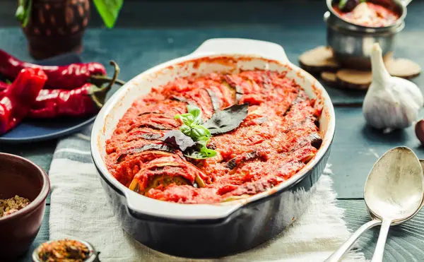 Ratatouille.Classic Fransızca yaz sebze güveç. Ahşap blu