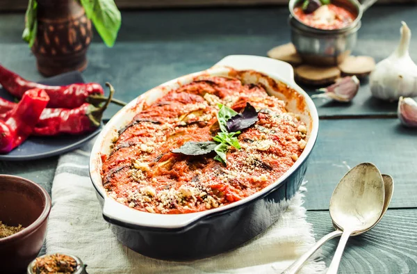 Ratatouille.Guisado francês clássico de verduras de verão. Blu de madeira — Fotografia de Stock