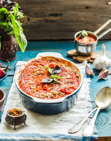 Lezzetli vejetaryen ratatouille yapılan patlıcan, kabak, domates