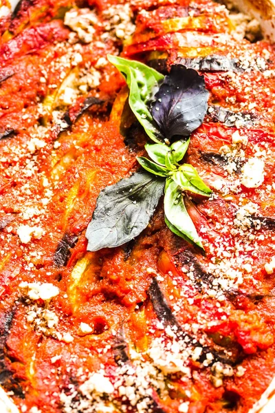 Lezzetli vejetaryen ratatouille yapılan patlıcan, kabak, domates