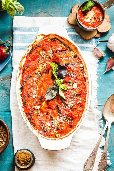 Lezzetli vejetaryen ratatouille yapılan patlıcan, kabak, domates