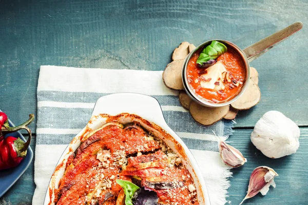 Lezzetli vejetaryen ratatouille yapılan patlıcan, kabak, domates