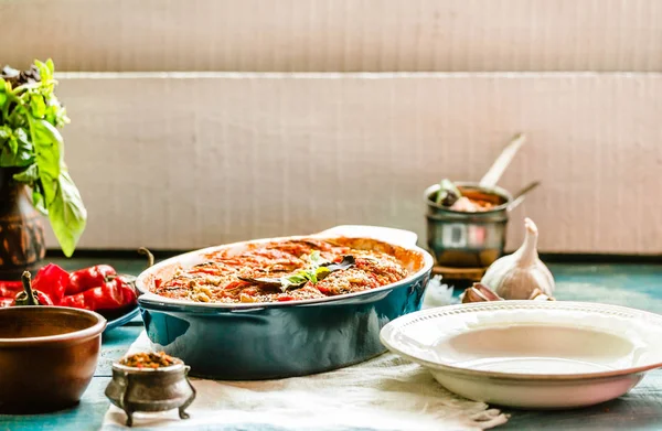 Ratatouille olarak bir m hizmet veren mavi rustik arka plan üzerinde bir çanak çömlek