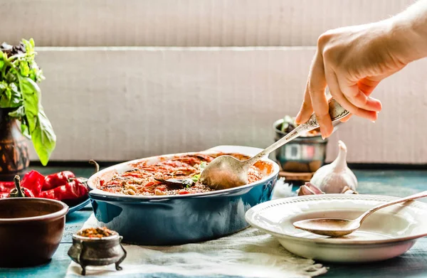 Ratatouille olarak bir m hizmet veren mavi rustik arka plan üzerinde bir çanak çömlek