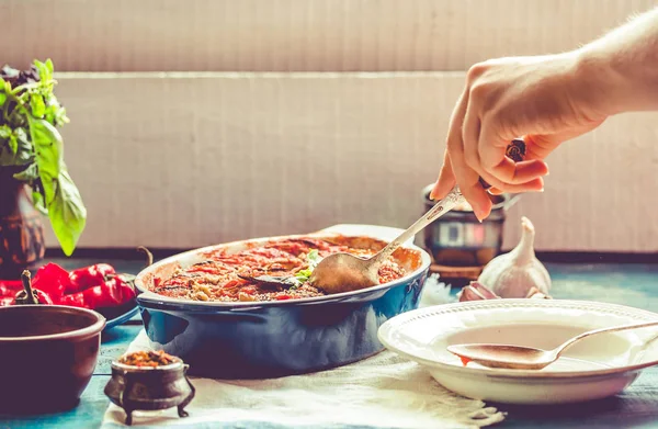 Ratatouille olarak bir m hizmet veren mavi rustik arka plan üzerinde bir çanak çömlek