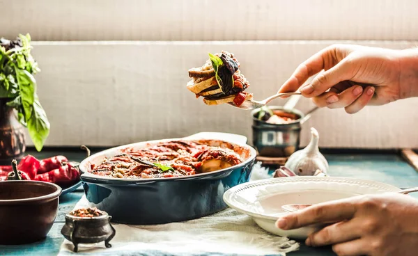 Ratatouille olarak bir m hizmet veren mavi rustik arka plan üzerinde bir çanak çömlek