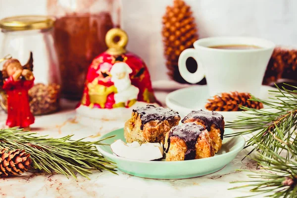 Doces de coco vegan cru caseiro em chocolate, sobremesa com Ch — Fotografia de Stock