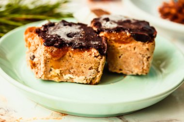 Noel vegan karamelli çikolata çikolata ile. Yeni yıl de