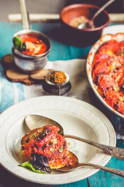 Sıcak vejetaryen ratatouille yapılan patlıcan, kabak, domates 