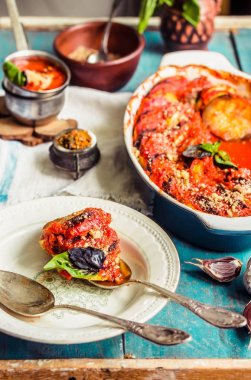 Sıcak vejetaryen ratatouille yapılan patlıcan, kabak, domates 