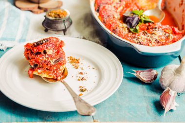 Patlıcan, kabak, domates ve o vejetaryen ratatouille yapılan