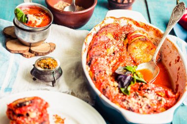 Ratatouille mavi rustik arka plan, üstten görünüm üzerinde pişirme çanağı içinde