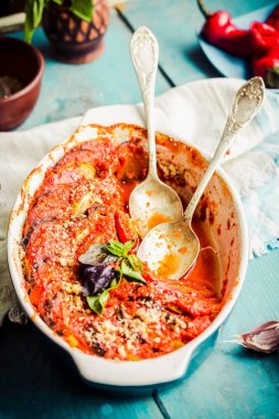 Ratatouille mavi rustik arka plan, üstten görünüm üzerinde pişirme çanağı içinde