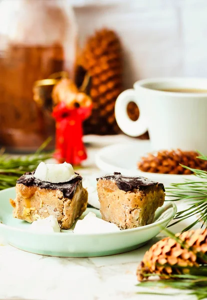 Hausgemachte rohe vegane Kokosnussbonbons in Schokolade, Dessert mit — Stockfoto