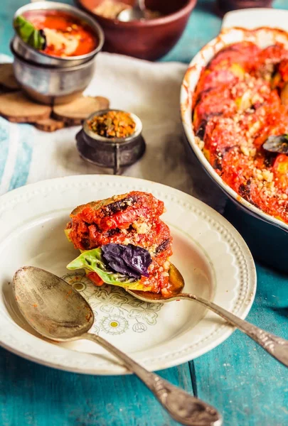 Sıcak vejetaryen ratatouille yapılan patlıcan, kabak, domates 