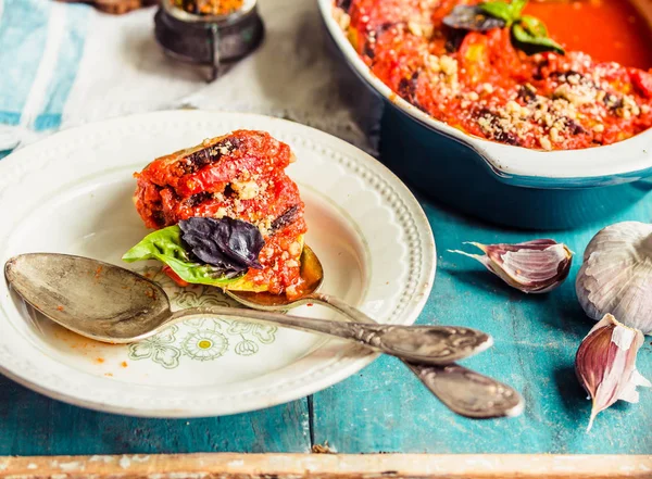 Sıcak vejetaryen ratatouille yapılan patlıcan, kabak, domates 