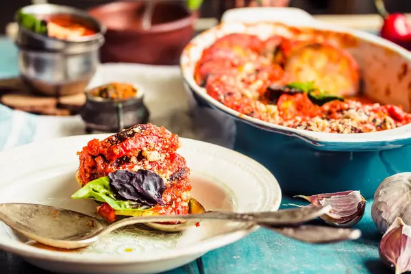 Sıcak vejetaryen ratatouille yapılan patlıcan, kabak, domates 