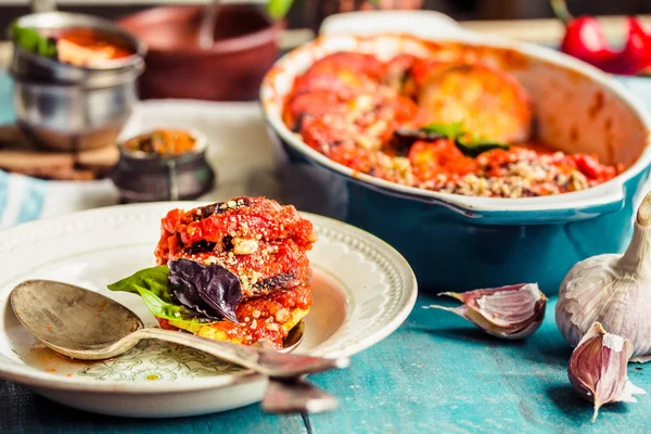 Sıcak vejetaryen ratatouille yapılan patlıcan, kabak, domates 