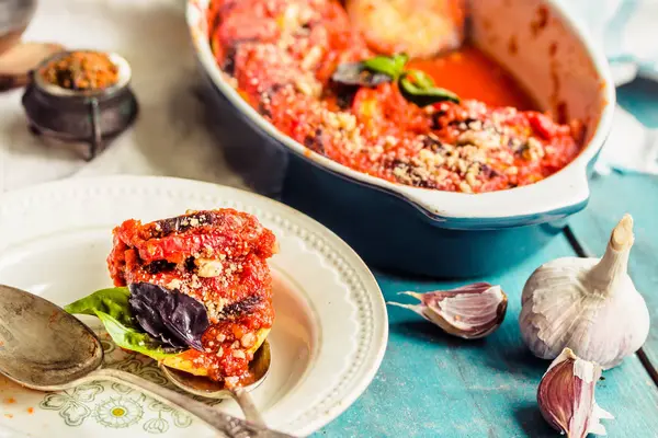 Sıcak vejetaryen ratatouille yapılan patlıcan, kabak, domates 