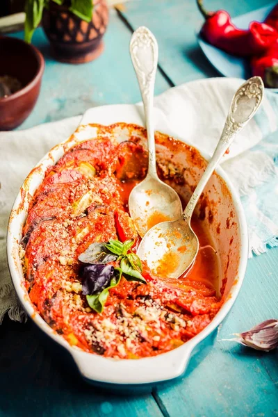 Ratatouille v pekáčku na modrém pozadí rustikální, pohled shora — Stock fotografie