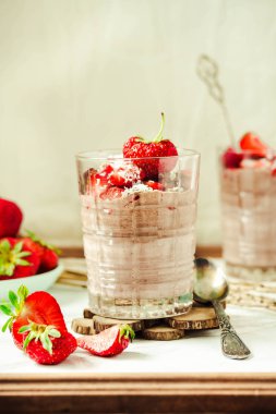 Çilek ile Çikolatalı puding. St. Valentine's gün tatlı