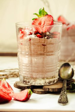 Çilek ile Çikolatalı puding. St. Valentine's gün tatlı